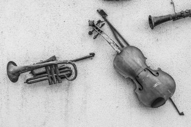 Retro tarzı müzik aletleri bir duvar, bir keman ve bir eski trompet bize geçmiş eskiden olduğu için çevresinde taşıma bir müzikal vintage görünümünü asılı