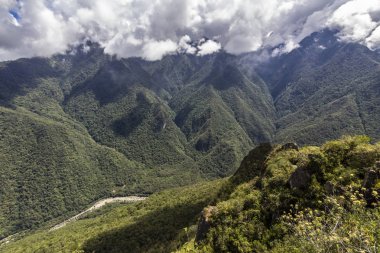 Dağlar ve yağmur ormanları Sisli sabah sırasında görüntülemek üzere Machu Picchu inanılmaz bir pastoral sahne Kalesi çevresinde manzarası. Gözlerimizle tadını çıkarmak için muhteşem bir yeşil manzara. Inca Trail, Peru