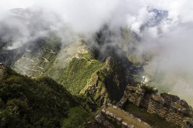 Machu Picchu belki bir Güney Amerika ve bu en çok ziyaret edilen yerlerden bunu hak ediyor. Dik duvarlar, etkileyici vadiler ve dağlar Sisli sabah sırasında İnka İmparatorluğu'nun eski şehri çevreleyen