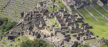 Üç kapı grup ve kutsal Main Square Machu Picchu eski İnka İmparatorluğu Kalesi, tapınaklar ve bununla Machu Picchu içinde saraylar şaşırtıcı manzaraları, arquitecture tasarım mükemmel