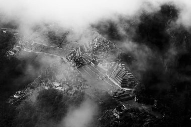 Machu Picchu belki bir Güney Amerika ve bu en çok ziyaret edilen yerlerden bunu hak ediyor. Dik duvarlar, etkileyici vadiler ve dağlar Sisli sabah sırasında İnka İmparatorluğu'nun eski şehri çevreleyen