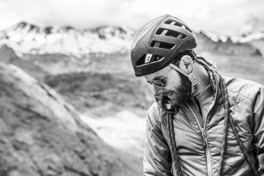 Yüz ifadeleri bir tırmanıcı tırmanış Andes, inanılmaz bir macera büyük bir duvara tamamlayın. Dağ Zirvesi giderken onun yüzündeki gülümseme. Cajon del Arenas (Arenas Vadisi), Şili
