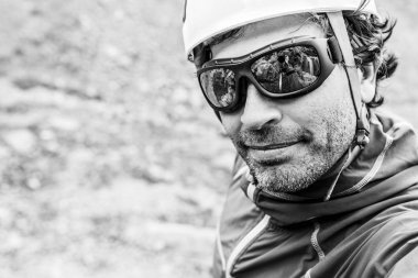 Yüz ifadeleri bir tırmanıcı tırmanış Andes, inanılmaz bir macera büyük bir duvara tamamlayın. Dağ Zirvesi giderken onun yüzündeki gülümseme. Cajon del Arenas (Arenas Vadisi), Şili