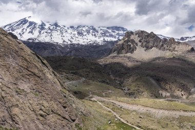 Andes vadiler, Cajon del Maipo orta Şili içinde San Jose yanardağ Zirvesi, Santiago de Chile, mükemmel bir yer için yürüyüş ve bazı macera üzerinde uzak bir yere sahip muhteşem manzarasına dağlar ve buzullar