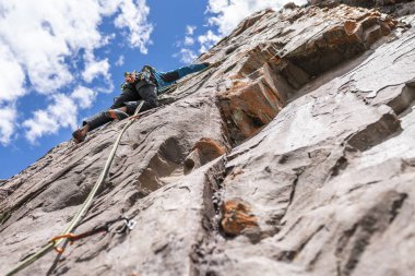 Erkek dagci tarafından zirveye ulaşmak için son hareketleri. Andes Dağları ve vadiler Cajon del Maipo, kaya tırmanışı ve dağcılık spor, Şili zevk için harika bir yer, içinde dağcılık