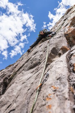 Erkek dagci tarafından zirveye ulaşmak için son hareketleri. Andes Dağları ve vadiler Cajon del Maipo, kaya tırmanışı ve dağcılık spor, Şili zevk için harika bir yer, içinde dağcılık