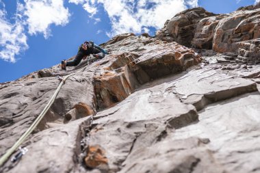 Erkek dagci tarafından zirveye ulaşmak için son hareketleri. Andes Dağları ve vadiler Cajon del Maipo, kaya tırmanışı ve dağcılık spor, Şili zevk için harika bir yer, içinde dağcılık