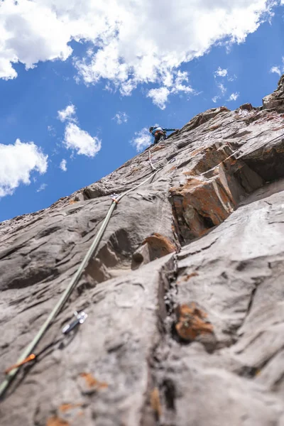 Gli Ultimi Movimenti Raggiungere Vetta Arrampicatore Maschio Arrampicata Nelle Ande — Foto Stock