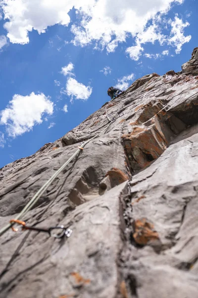 Los Últimos Movimientos Para Llegar Cumbre Por Escalador Masculino Escalada — Foto de Stock