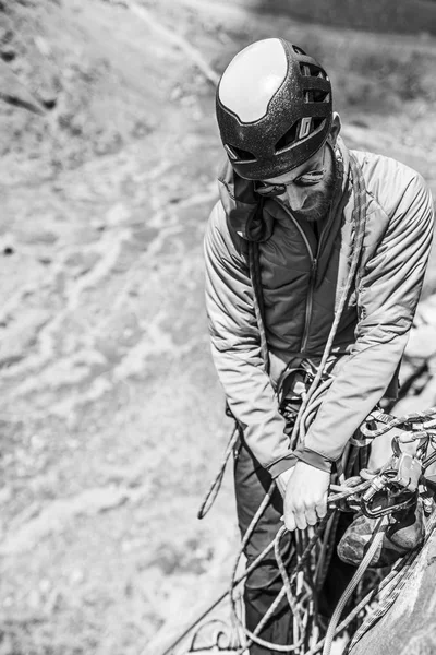 Ein Bergsteiger Der Nach Dem Aufstellen Der Route Mit Dem — Stockfoto