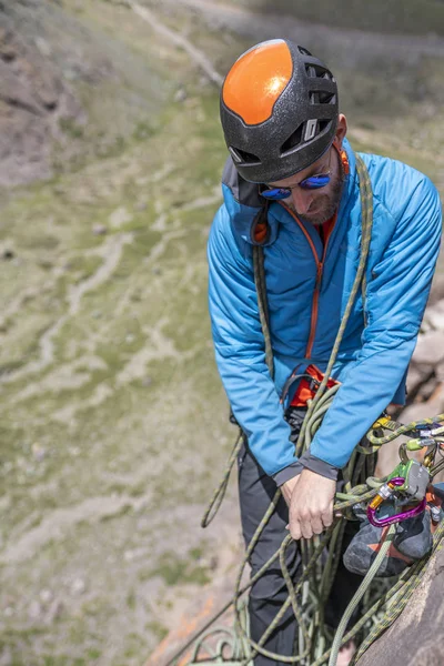 Ein Bergsteiger Der Nach Dem Aufstellen Der Route Mit Dem — Stockfoto