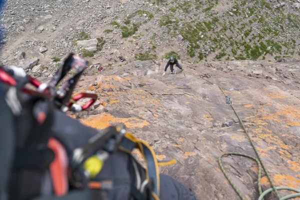 最后一次到达山顶的动作是由一名男性登山者决定的 在智利的 Cajon Del Maipo 在安第斯山脉和山谷内攀岩 这是一个令人惊叹的地方 可以享受攀岩和登山运动 — 图库照片