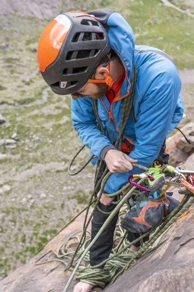 Одна Людина Альпініст Працює Мотузкою Після Покласти Вверх Маршрут Піднялися — стокове фото