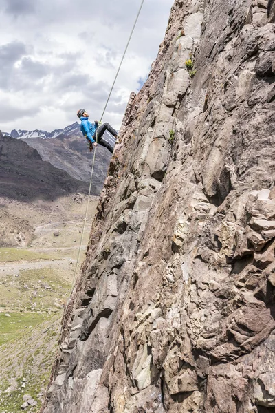 一个人在卡洪德尔阿雷纳斯 阿伦斯谷 惊人的山墙上 在一堵名为 Pared Jabbah Jabbah 的陡峭的墙上 在安第斯山脉内进行了惊人的攀岩活动 — 图库照片