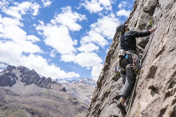 最后一次到达山顶的动作是由一名男性登山者决定的 在智利的 Cajon Del Maipo 在安第斯山脉和山谷内攀岩 这是一个令人惊叹的地方 可以享受攀岩和登山运动 — 图库照片