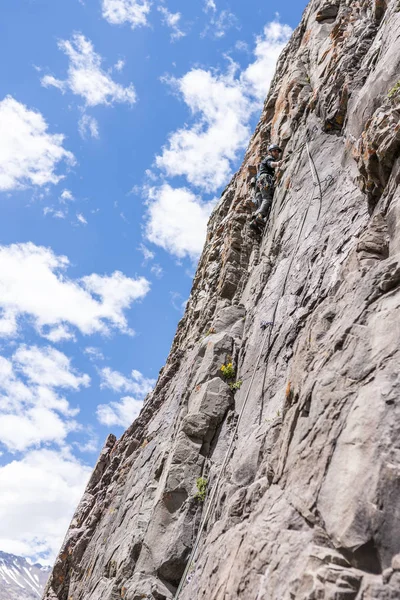 Los Últimos Movimientos Para Llegar Cumbre Por Escalador Masculino Escalada — Foto de Stock