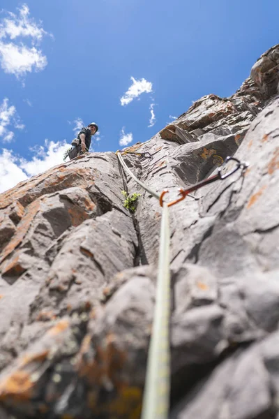 Die Letzten Bewegungen Den Gipfel Durch Einen Männlichen Bergsteiger Erreichen — Stockfoto