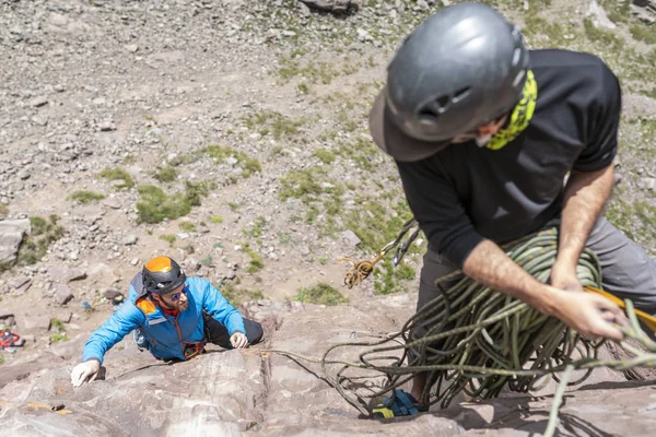 Ein Bergsteiger Der Nach Dem Aufstellen Der Route Mit Dem — Stockfoto