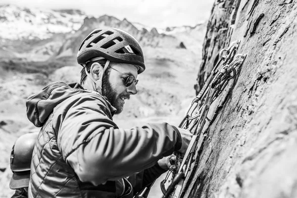 Ein Bergsteiger Der Nach Dem Aufstellen Der Route Mit Dem — Stockfoto