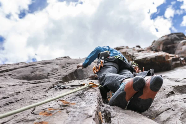 Last Movements Reach Summit Male Climber Rock Climbing Andes Mountains — Stock Photo, Image
