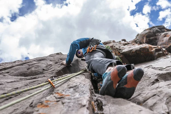 Laatste Bewegingen Top Door Een Mannelijke Klimmer Bereiken Rotsklimmen Andes — Stockfoto