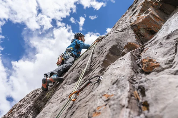 Die Letzten Bewegungen Den Gipfel Durch Einen Männlichen Bergsteiger Erreichen — Stockfoto