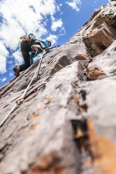 Die Letzten Bewegungen Den Gipfel Durch Einen Männlichen Bergsteiger Erreichen — Stockfoto