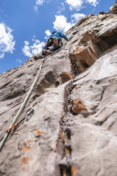 男性登山者が頂上に到達する最後の動き ロック クライミングのアンデス山脈とカホン マイポ ロック クライミング 登山スポーツ チリを楽しむために素晴らしい場所で谷の中 — ストック写真