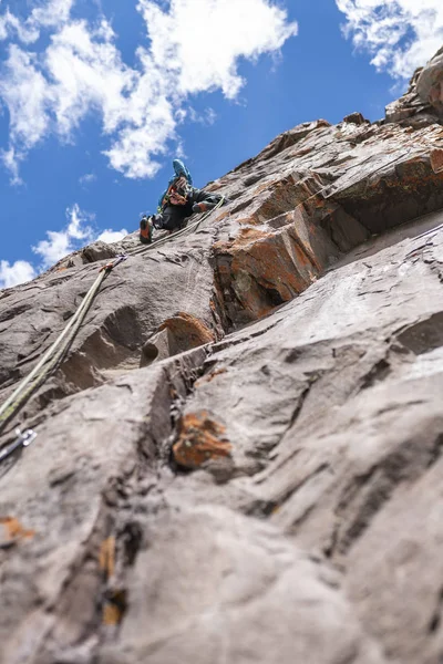 男性登山者が頂上に到達する最後の動き ロック クライミングのアンデス山脈とカホン マイポ ロック クライミング 登山スポーツ チリを楽しむために素晴らしい場所で谷の中 — ストック写真