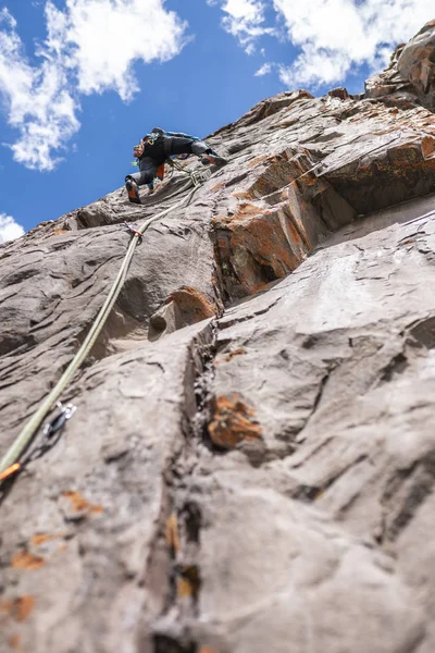 Gli Ultimi Movimenti Raggiungere Vetta Arrampicatore Maschio Arrampicata Nelle Ande — Foto Stock