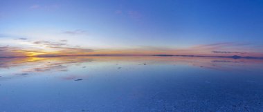 Uyuni yansımaları. Bir fotoğrafçı görebilirsiniz en şaşırtıcı şeylerden biri. Burada nasıl Uyuni ile sonsuz bir ufukta gündoğumu tuz daireler harika bir ayna sonsuza kadar yapmak görebilirsiniz