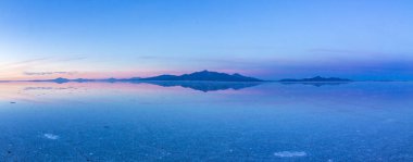 Uyuni yansımaları. Bir fotoğrafçı görebilirsiniz en şaşırtıcı şeylerden biri. Burada nasıl Uyuni ile sonsuz bir ufukta gündoğumu tuz daireler harika bir ayna sonsuza kadar yapmak görebilirsiniz