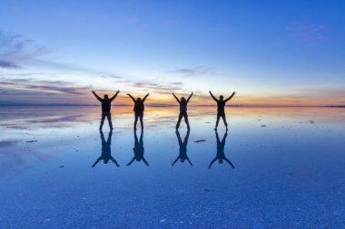 Uyuni saltflats, insanlar yansımaları. Bir fotoğrafçı görebilirsiniz en şaşırtıcı şeylerden biri. Harika bir ayna sonsuza kadar yapım Uyuni tuz dairelik bir sonsuz ufuk üzerinde gündoğumu