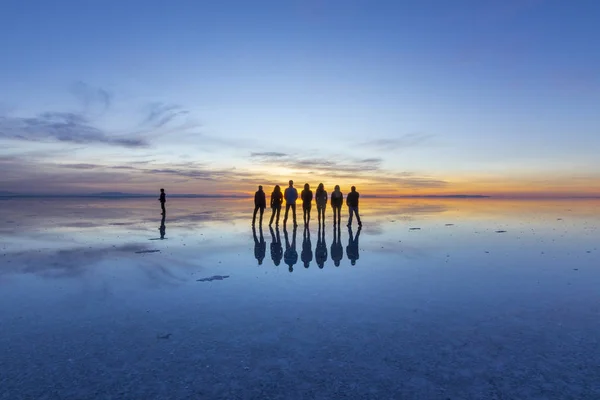 Uyuni Saltflats에서 사람들이 놀라운 하나입니다 무한대로 거울을 만드는 Uyuni 평지와 — 스톡 사진