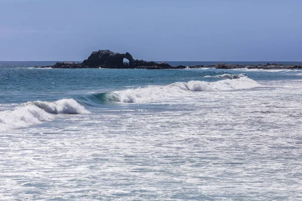 Cabo Rocoso Que Sale Del Desierto Atacama Enfrenta Las Aguas — Foto de Stock