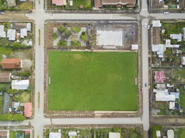 Şili kırsal uçağı, bir küçük çim futbol sahası olarak bir yeni ve simetrik Kentsel şehir Buchupureo, Şili sokaklarda planlama içinde Main Square bir havadan görünümü