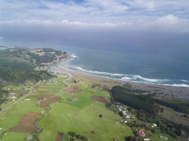 Pasifik Okyanusu kıyısındaki Buchupureo kasabası yakınlarındaki Şili kırsalının havadan görünüşü