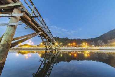 Buchupureo, Şili aşağıda nehri geçerken Plajı'na karadan geçmeye ahşap köprü