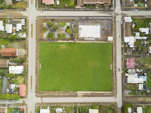 Şili kırsal uçağı, bir küçük çim futbol sahası olarak bir yeni ve simetrik Kentsel şehir Buchupureo, Şili sokaklarda planlama içinde Main Square bir havadan görünümü