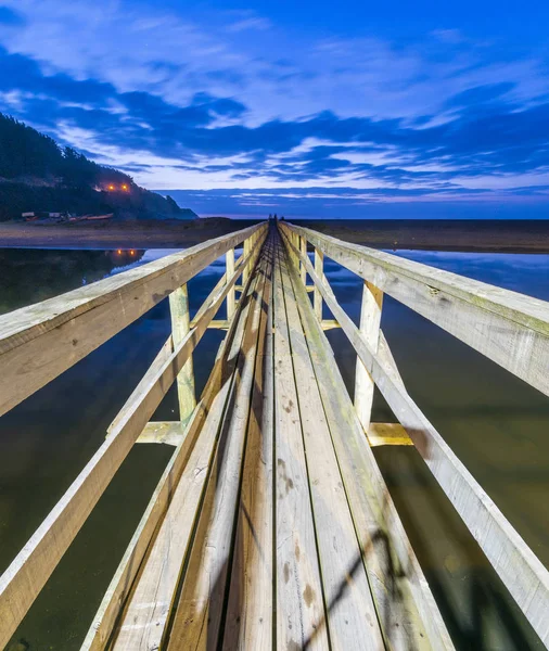 Ξύλινη Γέφυρα Μπορούν Περάσουν Από Στην Παραλία Διασχίζοντας Ποτάμι Κάτω — Φωτογραφία Αρχείου