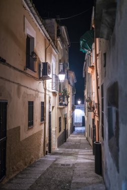 Plasencia eski anıtsal şehir, Gotik ve Roma mimarisinin iyi temsil ile tarihi ve şaşırtıcı İspanyol şehir sokaklarında. Sokaklar dar ve çatıları are korku veren