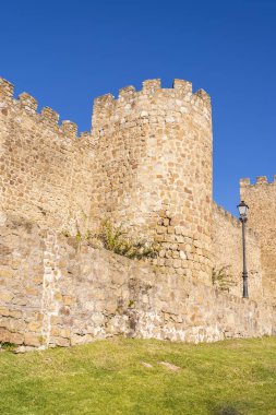 Eski anıtsal şehir, Plasencia, Gotik ve Roma mimarisinin iyi temsil ile tarihi ve şaşırtıcı İspanyol şehir mimarisi. Bu savunma duvarı çevreleyen etkileyici