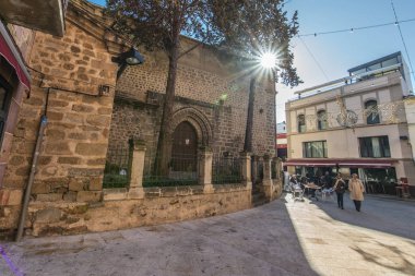 Plasencia 'nın eski anıtsal şehrinde Gotik ve Roma mimarisinin iyi temsil edildiği tarihi cadde manzarası  