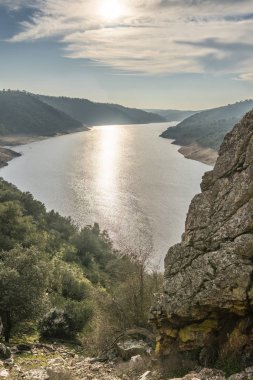 Extremadura ve engebeli arazi geçiş Tajo nehir. Monfrage Milli Parkı ve 