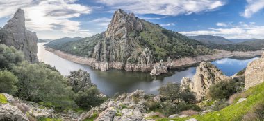 Extremadura ve engebeli arazi geçiş Tajo nehir. Monfrage Milli Parkı ve 