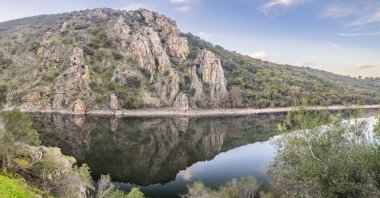 Extremadura ve engebeli arazi geçiş Tajo nehir. Monfrage Milli Parkı ve 