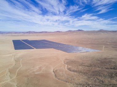 Bir bitkinin güneş enerji fotovoltaik Pv enerji güneş güneş enerjisi ile dünyanın en kurak Çölü'nde almaya çalışırken Şili Atacama Çölü üzerinde bir hava dron görünümü: Atacama
