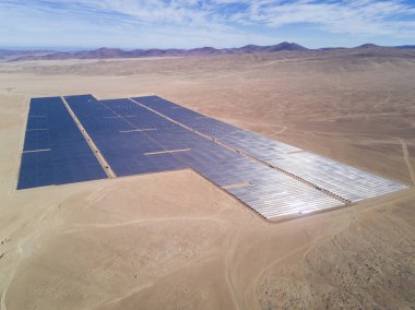 Bir bitkinin güneş enerji fotovoltaik Pv enerji güneş güneş enerjisi ile dünyanın en kurak Çölü'nde almaya çalışırken Şili Atacama Çölü üzerinde bir hava dron görünümü: Atacama