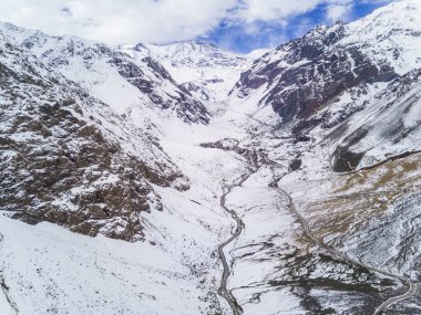 Andes vadiler Orta Şili, Cajon del Maipo, Santiago de Chile, kar eriyor ise inanılmaz dağlar vadiler sayısı ve su Pasifik Okyanusu bir çıkış aramak deneyin