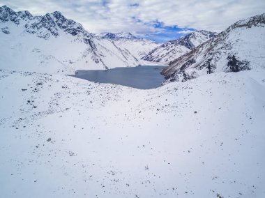 Andes vadiler Orta Şili, Cajon del Maipo, Santiago de Chile, kar eriyor ise inanılmaz dağlar vadiler sayısı ve su Pasifik Okyanusu bir çıkış aramak deneyin
